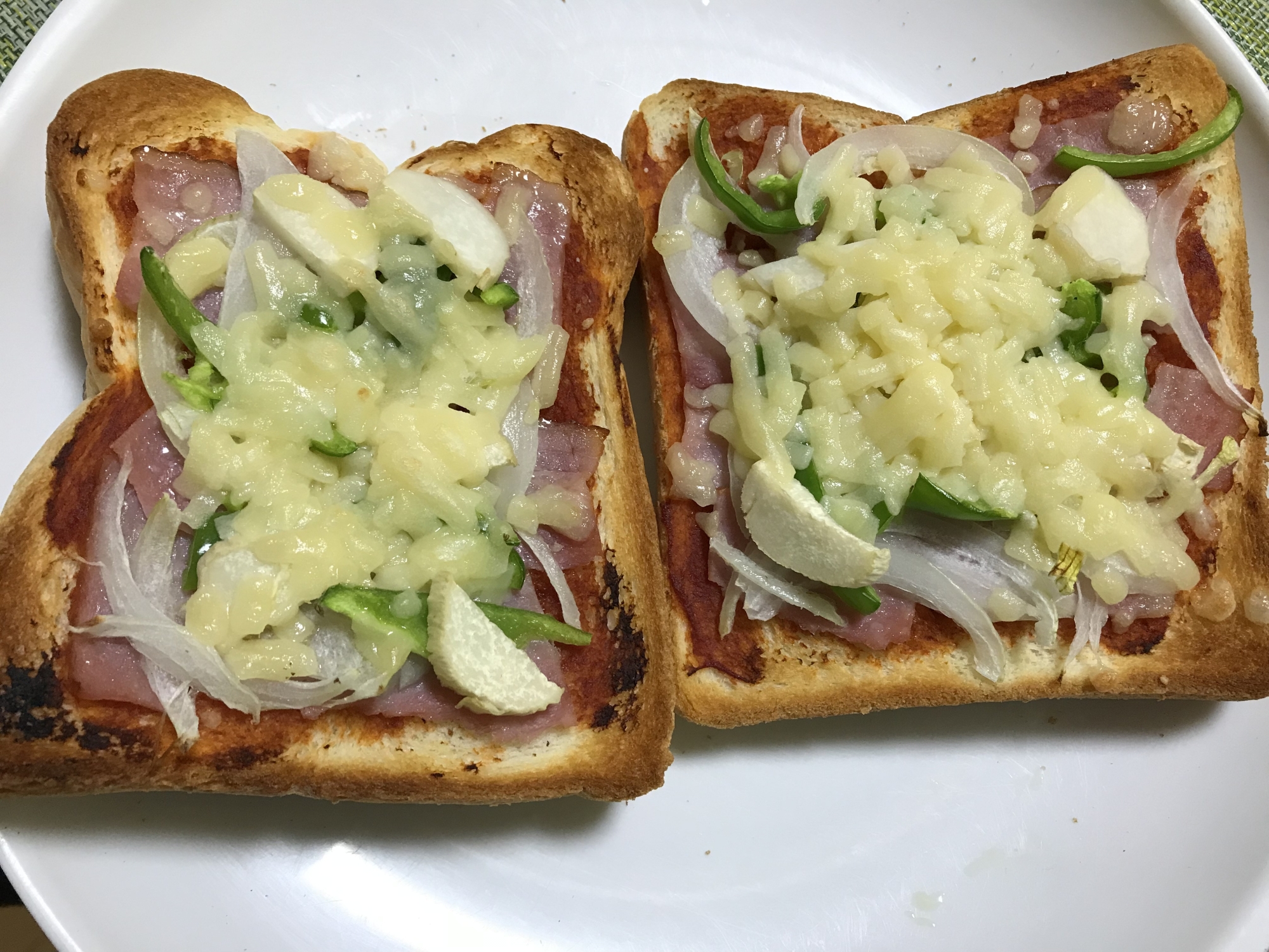 ベーコンと野菜のチーズピザトースト