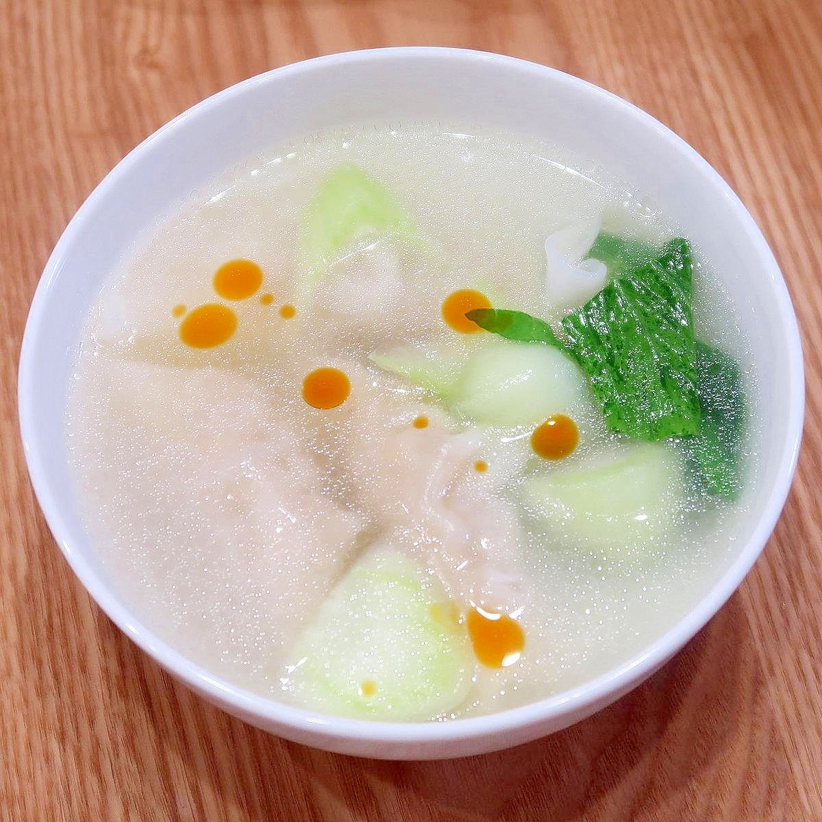 冷凍餃子と青梗菜の中華風スープ☆ラー油でアクセント