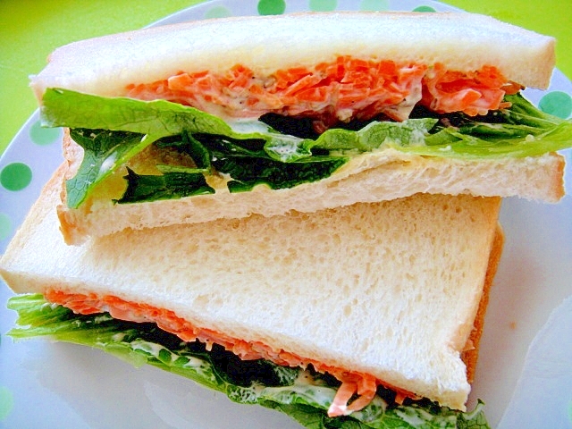 ごま風味♡人参サラダとレタスのサンドイッチ