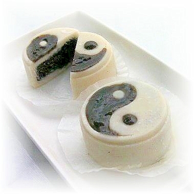 胡麻風味豊かな♪黒麻豆沙（黒ゴマ入り小豆餡）米月餅