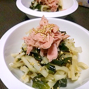 白い器に盛り付けられた大根とわかめのごまだれサラダ