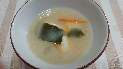 味噌汁(豆腐、ワカメ、しめじ、にんじん、玉ねぎ)