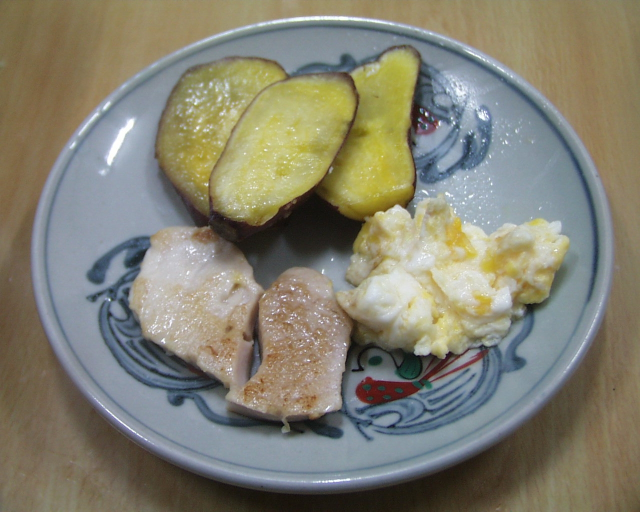 さつまいも、鶏肉、たまごの添え物