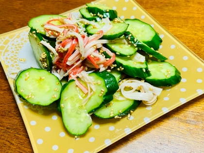 スティックのカニカマですが、塩ダレがしっかりとしたお味で、きゅうりともよく絡んで、とても美味しくできました。
切って割いて和えるだけの手軽さも良かったです。