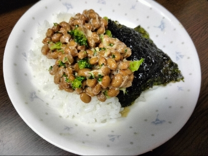 海苔をのせたブロッコリー混ぜた納豆丼