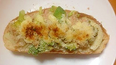 アボカド玉ねぎツナチーズのフランスパントースト