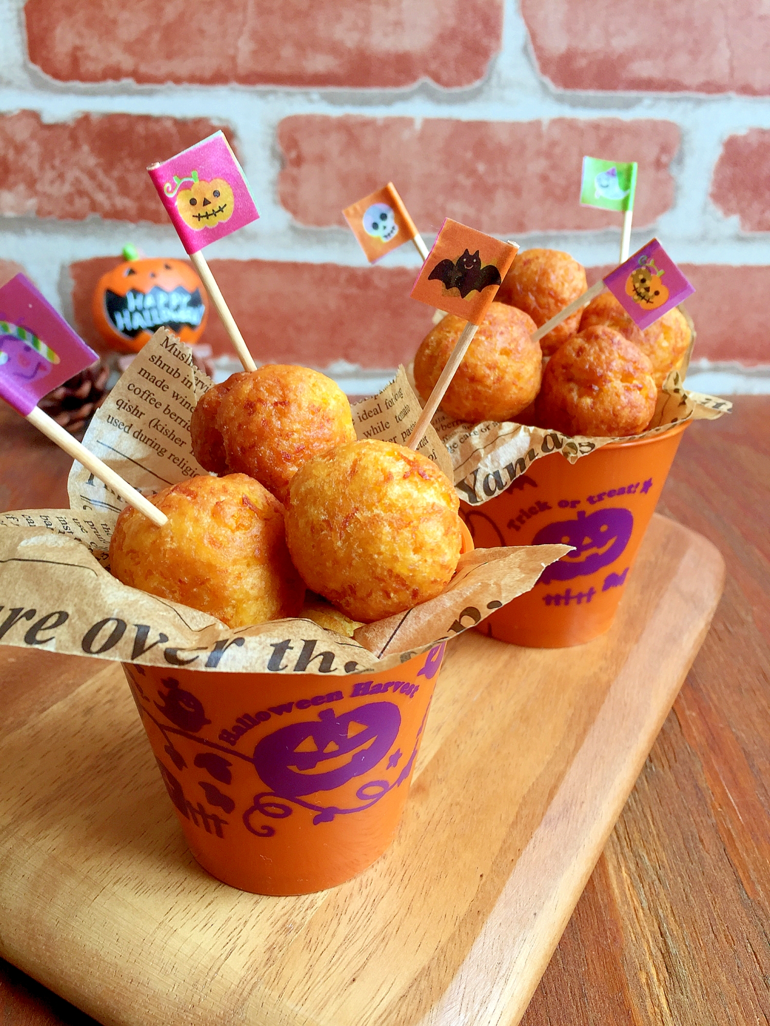 ハロウィン仕様のカップに入ったパンプキンドーナツ