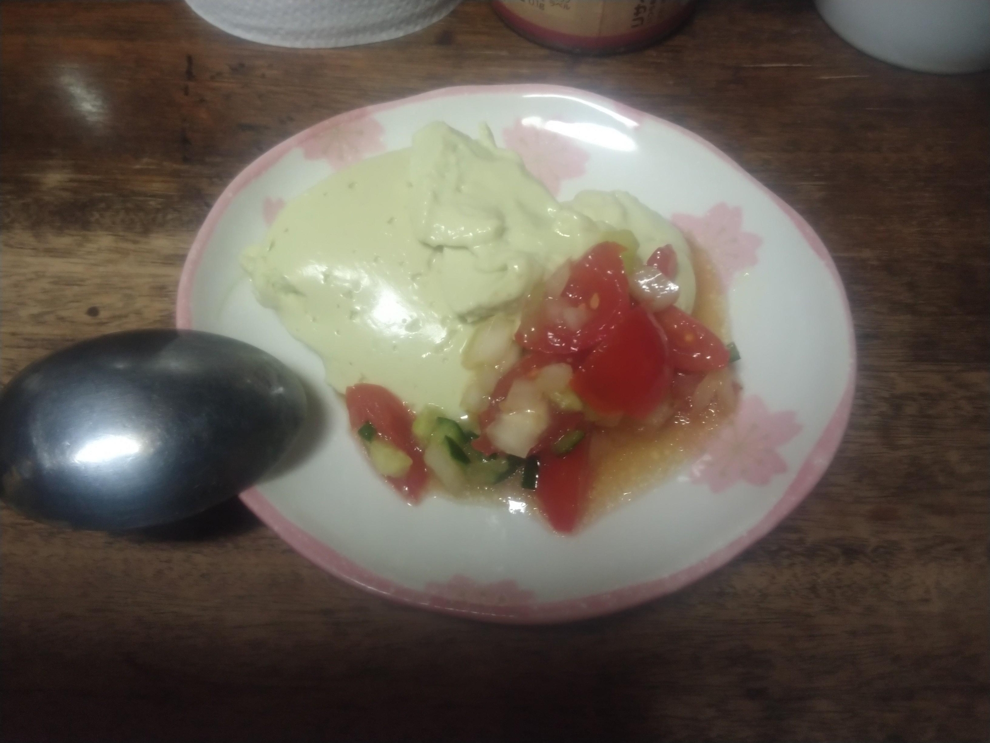 アボカドのクリームチーズムースに野菜ソース