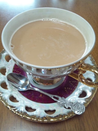 ♪紅茶の美味しい喫茶店珈琲ミルクもGoodTaste（中略）出来る事ならおかわりなら私もっと大きなカップで飲みたい貴方は銀のスプーンでグルメにゃんこの食欲誘う♥