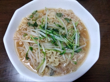 豆苗・もやし・小ねぎの緑たくさん味噌ラーメン