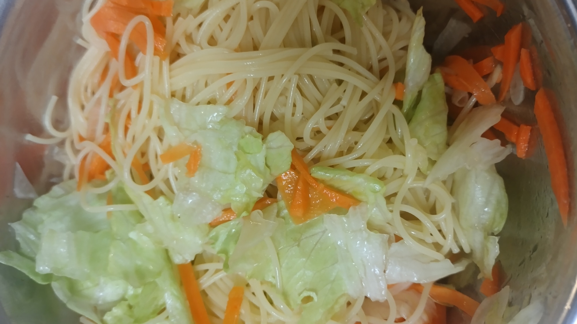 ニョキニョキパスタです にんじんと玉ねぎとレタスのサラスパ レシピ・作り方 by とう