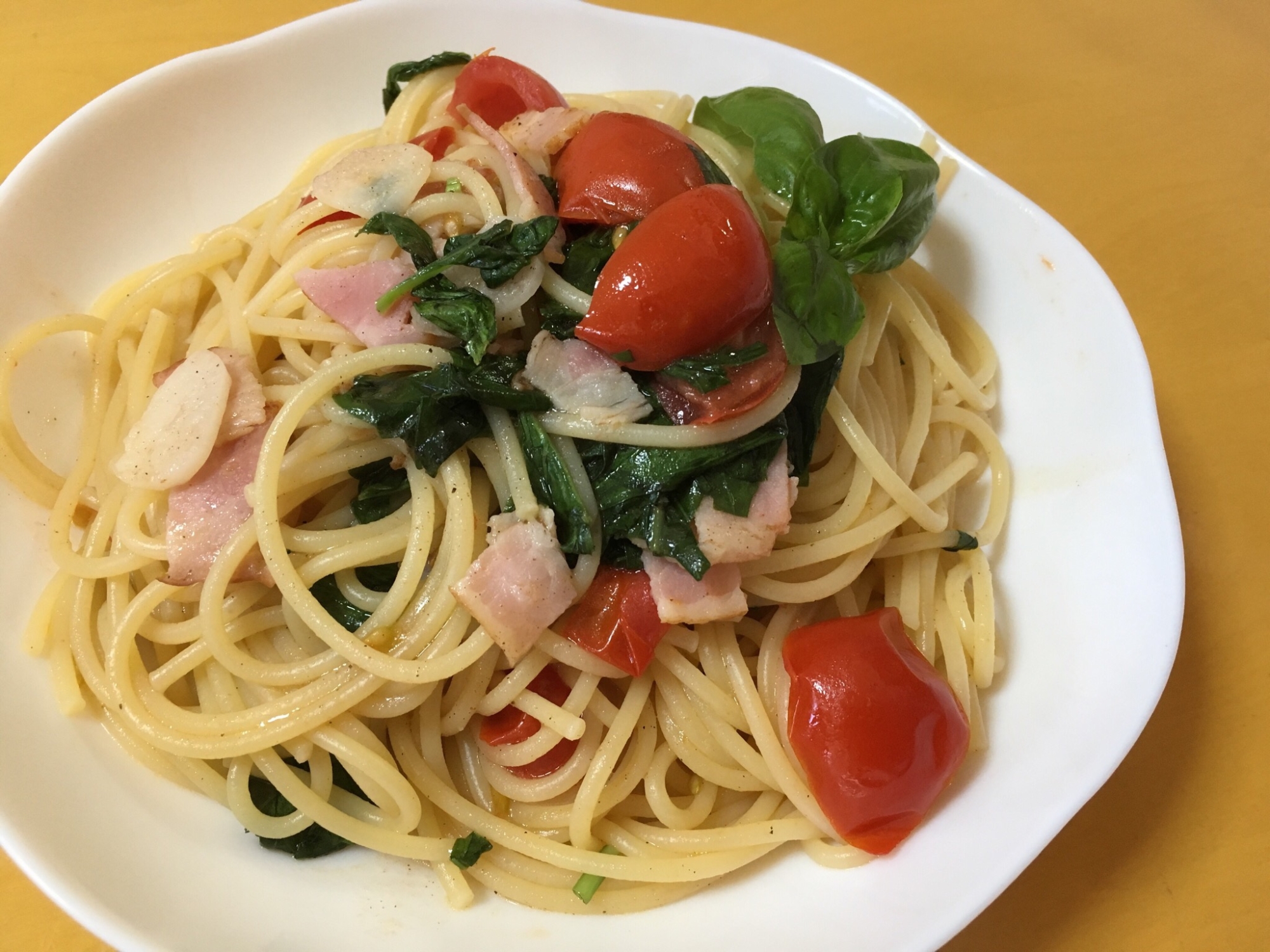 【簡単】生バジルとトマトのパスタ