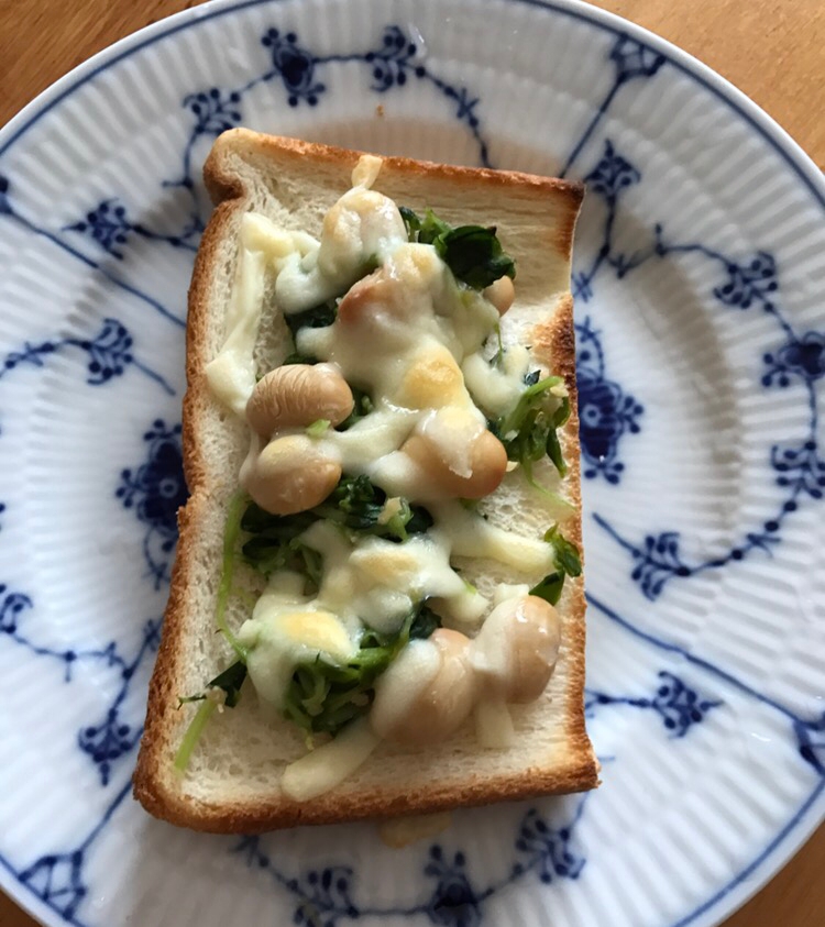 豆苗と蒸し大豆のすりごま炒めのチーズトースト