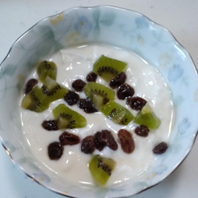 キウイとレーズンと蜂蜜のヨーグルト