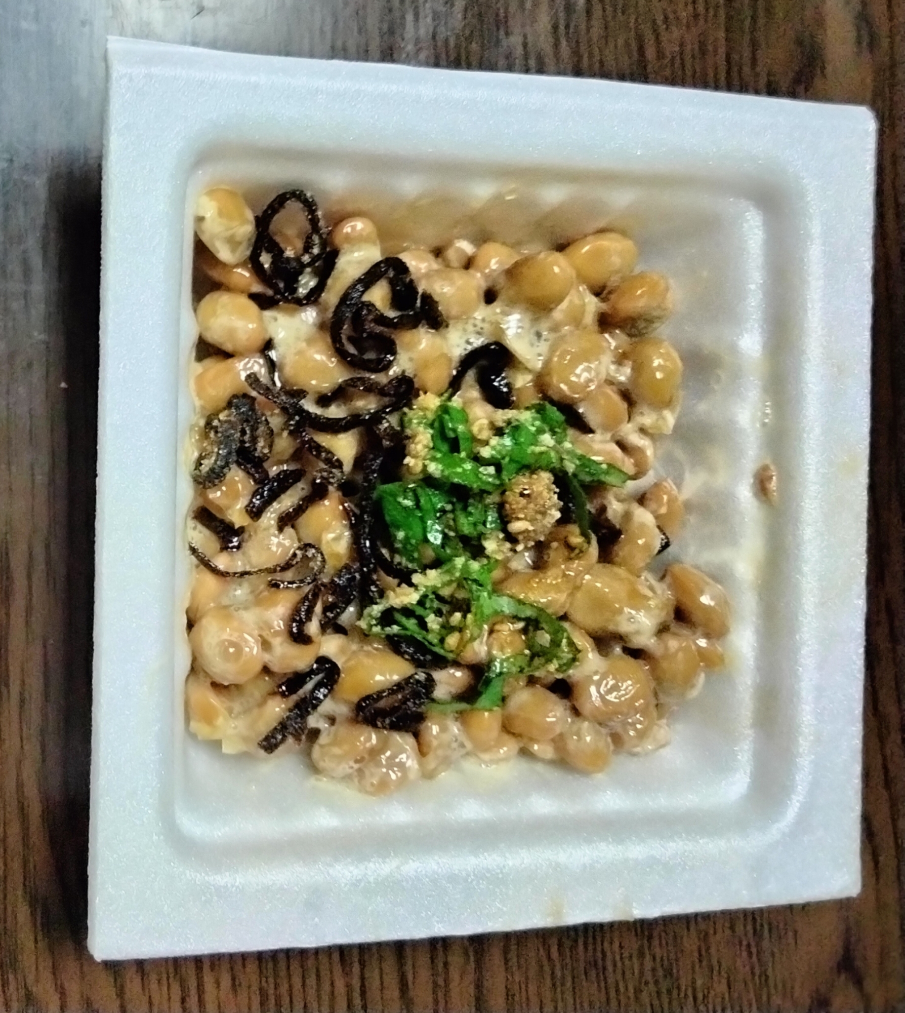 納豆アレンジ 塩昆布&大葉 白すりごまかけて