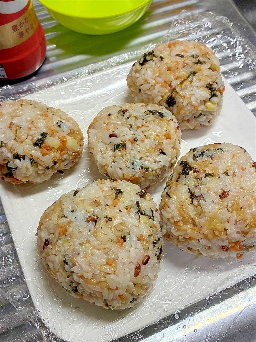 あおさで巻かないお海苔の白ごま香ばし鮭フレおにぎり