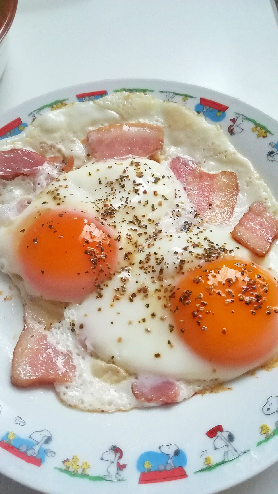 スモークベーコンの目玉焼き★ブラックペッパー風味