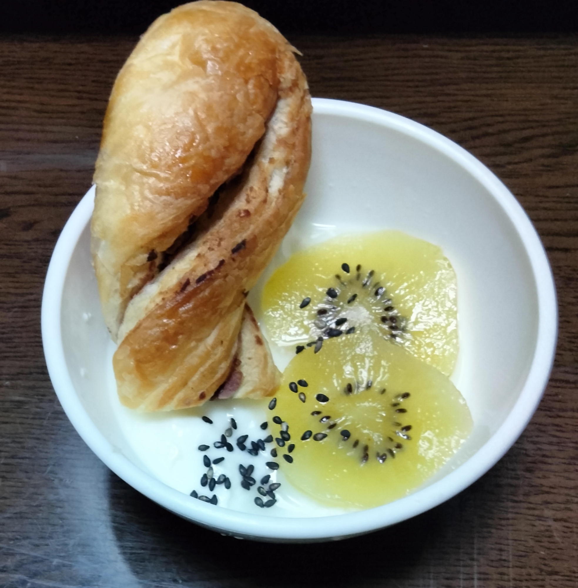 今日のヨーグルト♡キウイ&菓子パン