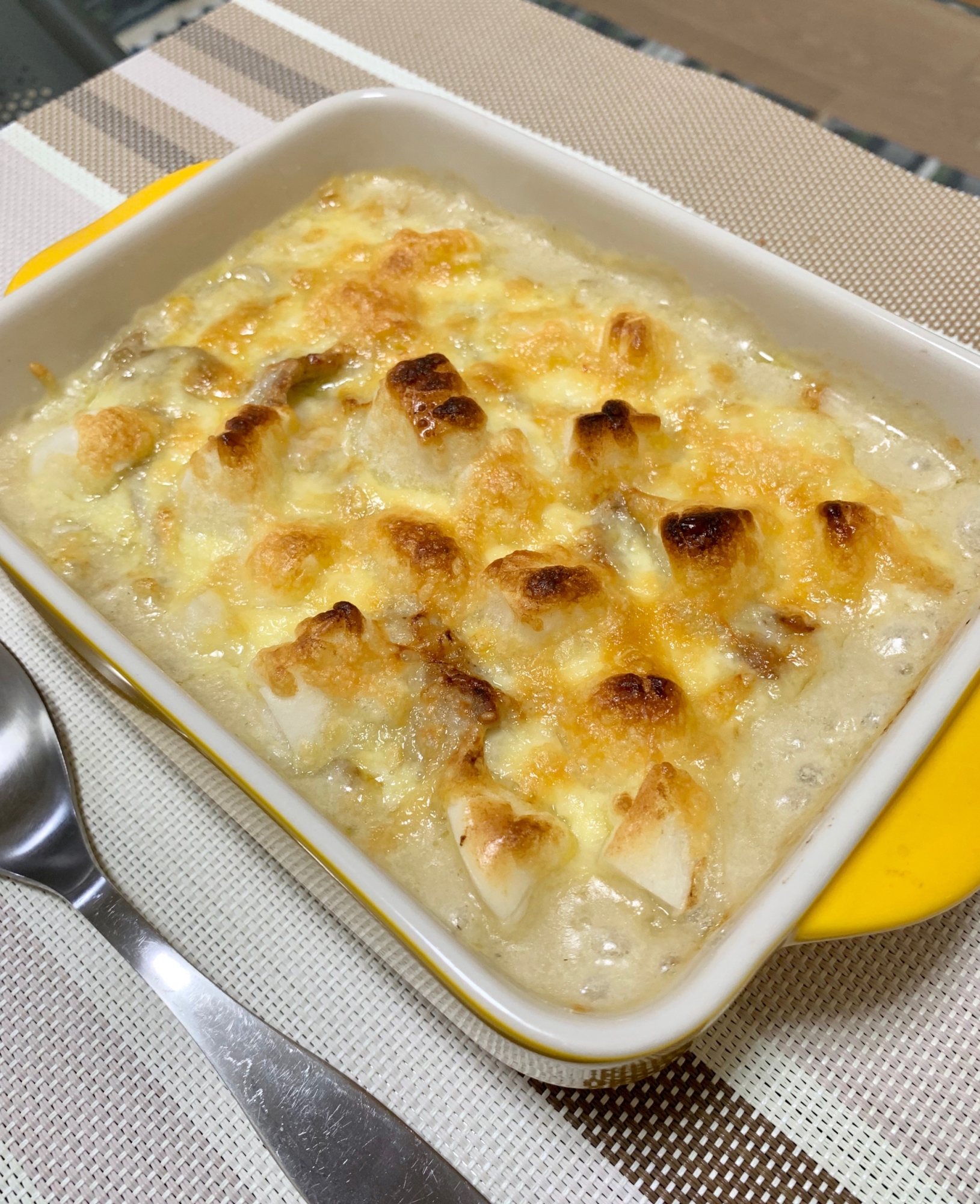 白いお皿に盛り付けられたシチューの餅グラタン