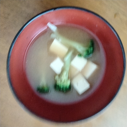 ブロッコリーと豆腐のお味噌汁