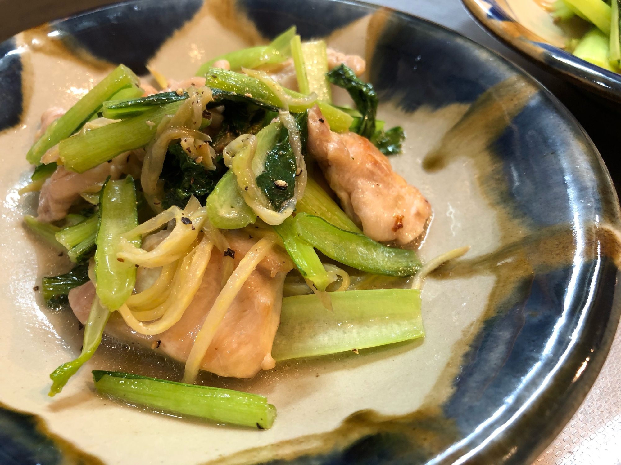 紺色の皿に盛られたルバーブと鶏もも肉の炒め物