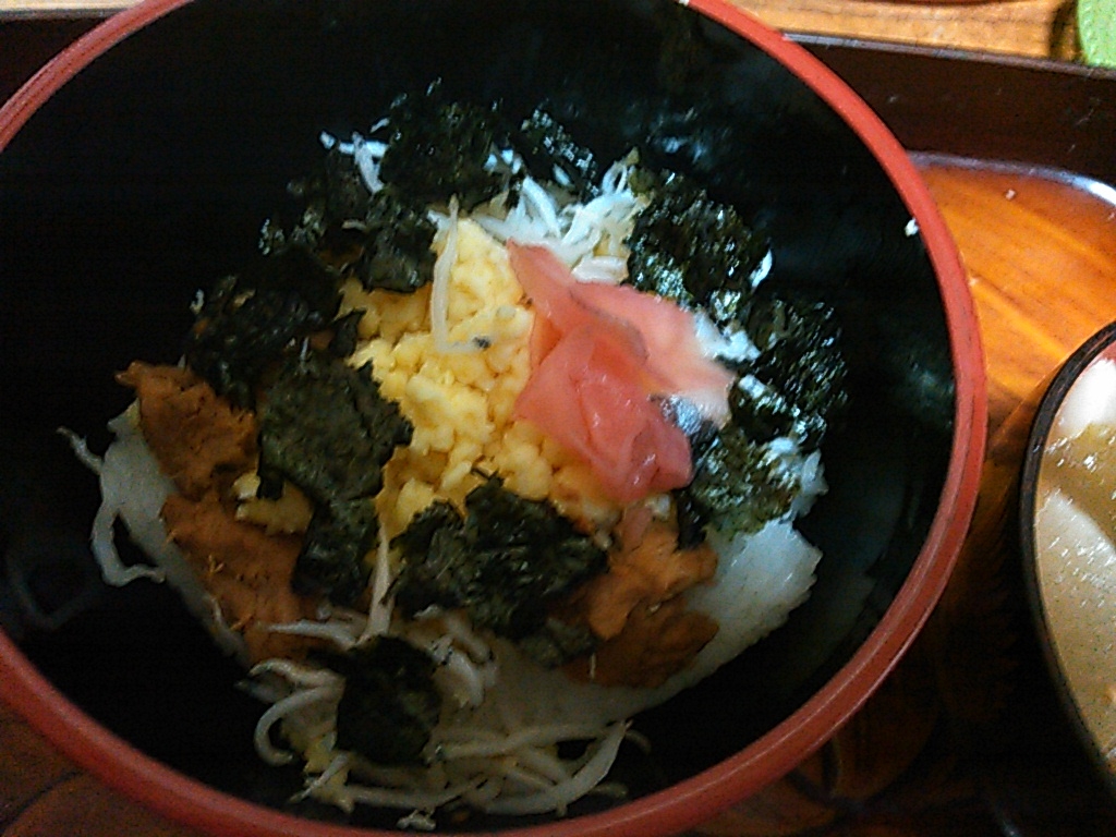 しらす卵そぼろと鮪味噌の五色丼