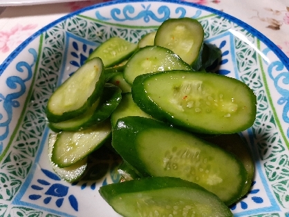 家庭菜園で収穫した胡瓜で作りました❤️とっても簡単で美味しかったので又作りたいです(*≧∇≦)ﾉ
