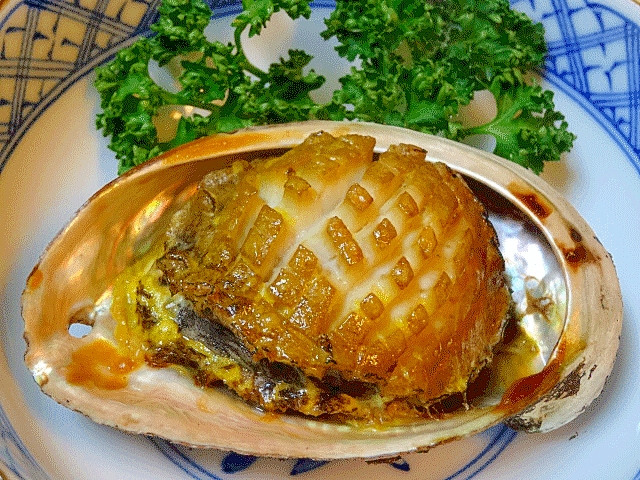 おもてなし／焼き物「アワビ松笠卵黄焼き」