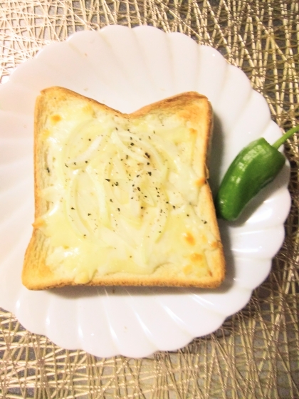 チーズトーストアレンジ 玉ねぎスライスのせて