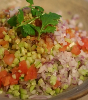 マグロとみじん切り野菜のゴマソース