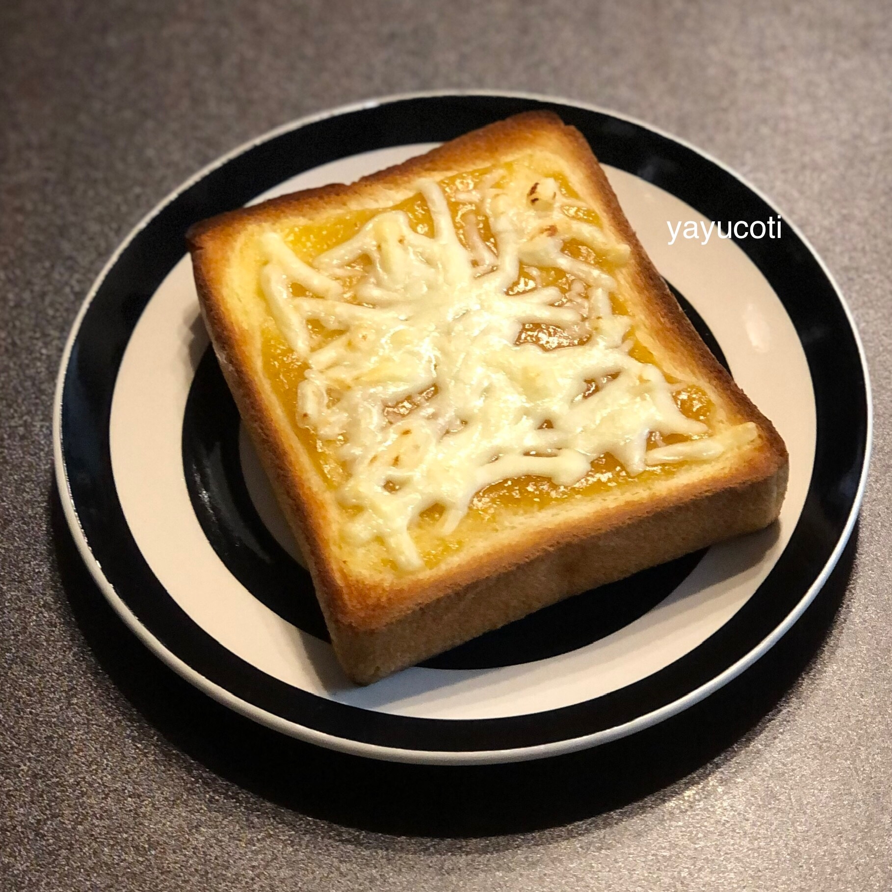 梅ジャムチーズトースト