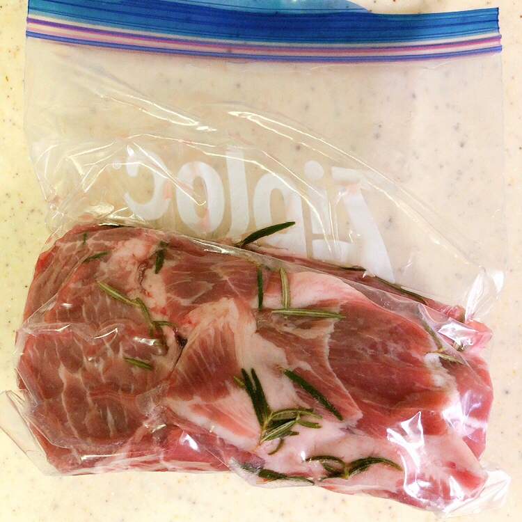 豚肩肉のローストポーク 塩ハーブ焼き 低温調理 レシピ 作り方 By M H 楽天レシピ 豚肩肉のローストポーク 塩ハーブ焼き 低温調理 レシピ 作り方 By M H 楽天レシピ