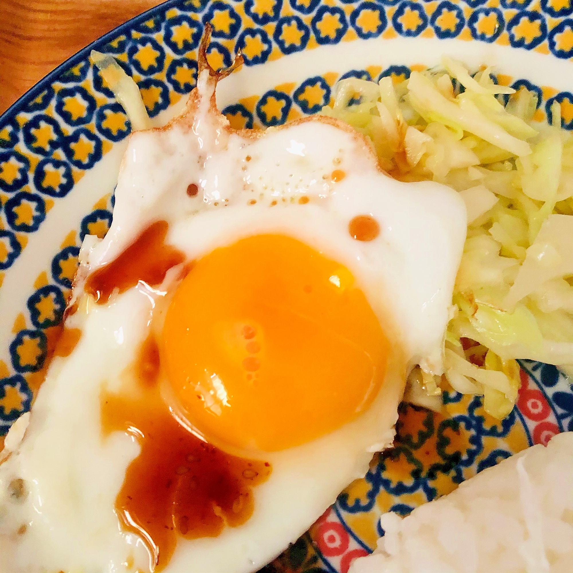 目玉焼きとキャベツ炒め