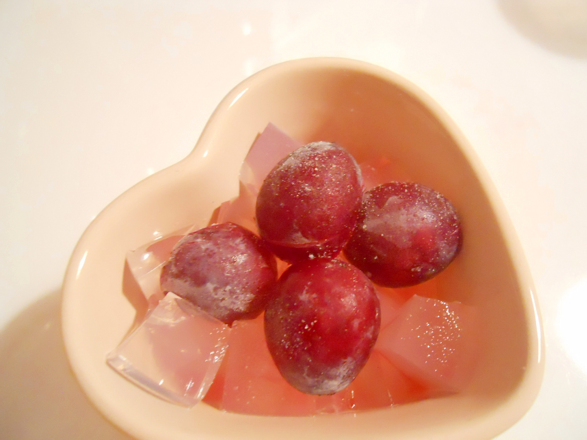 苺シロップと葡萄　甘しょっぱい寒天デザート