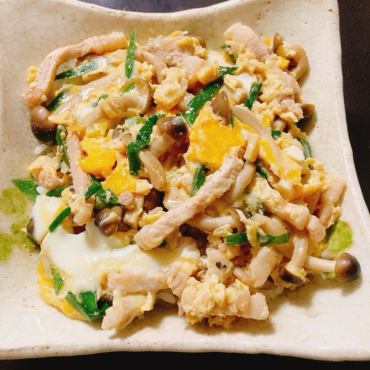 豚肉、しめじ、ニラの卵とじ丼