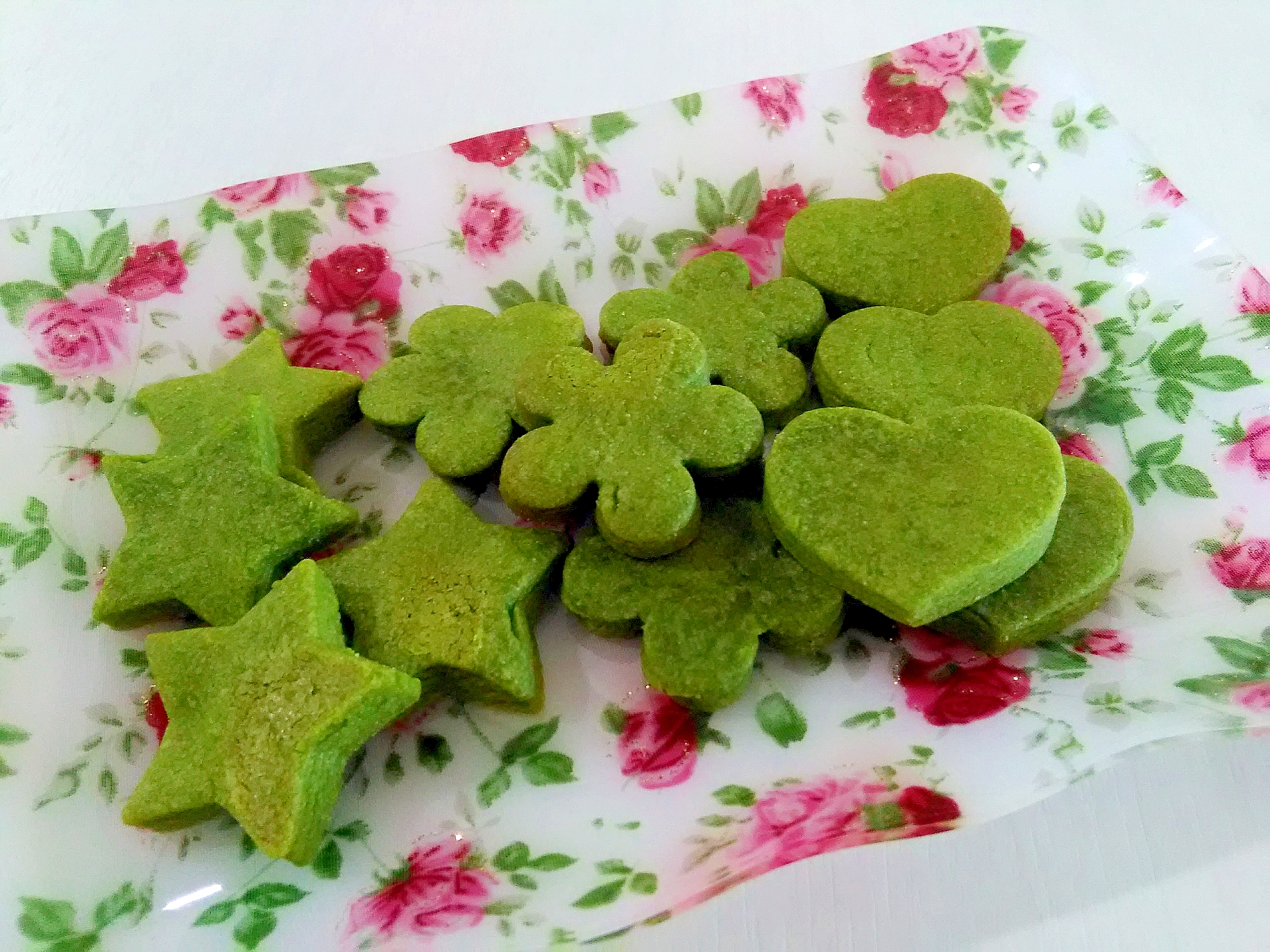 花柄のプレートに盛り付けた抹茶の簡単お花クッキー
