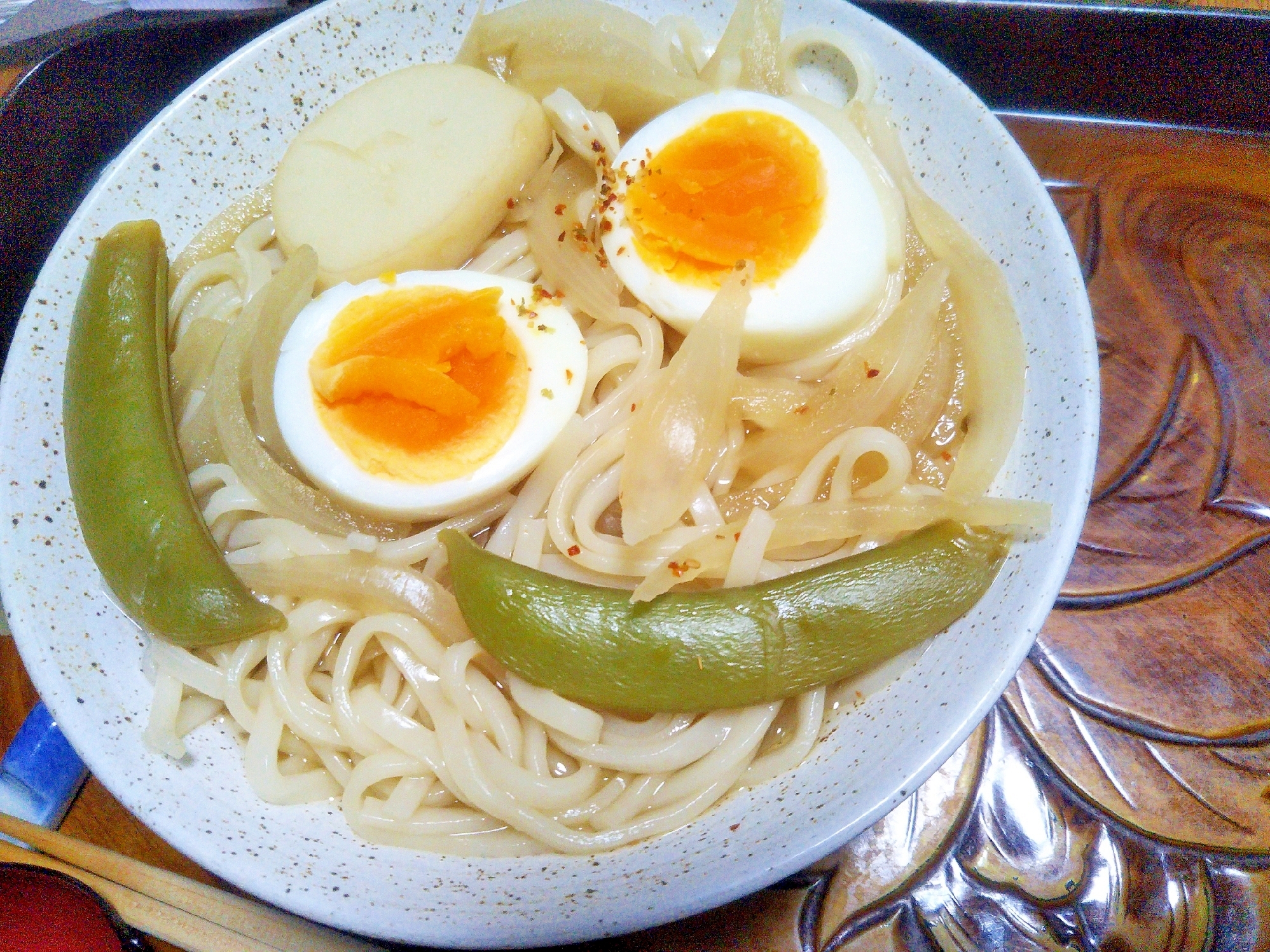 茹で卵かまぼこスナップエンドウ玉葱うどん