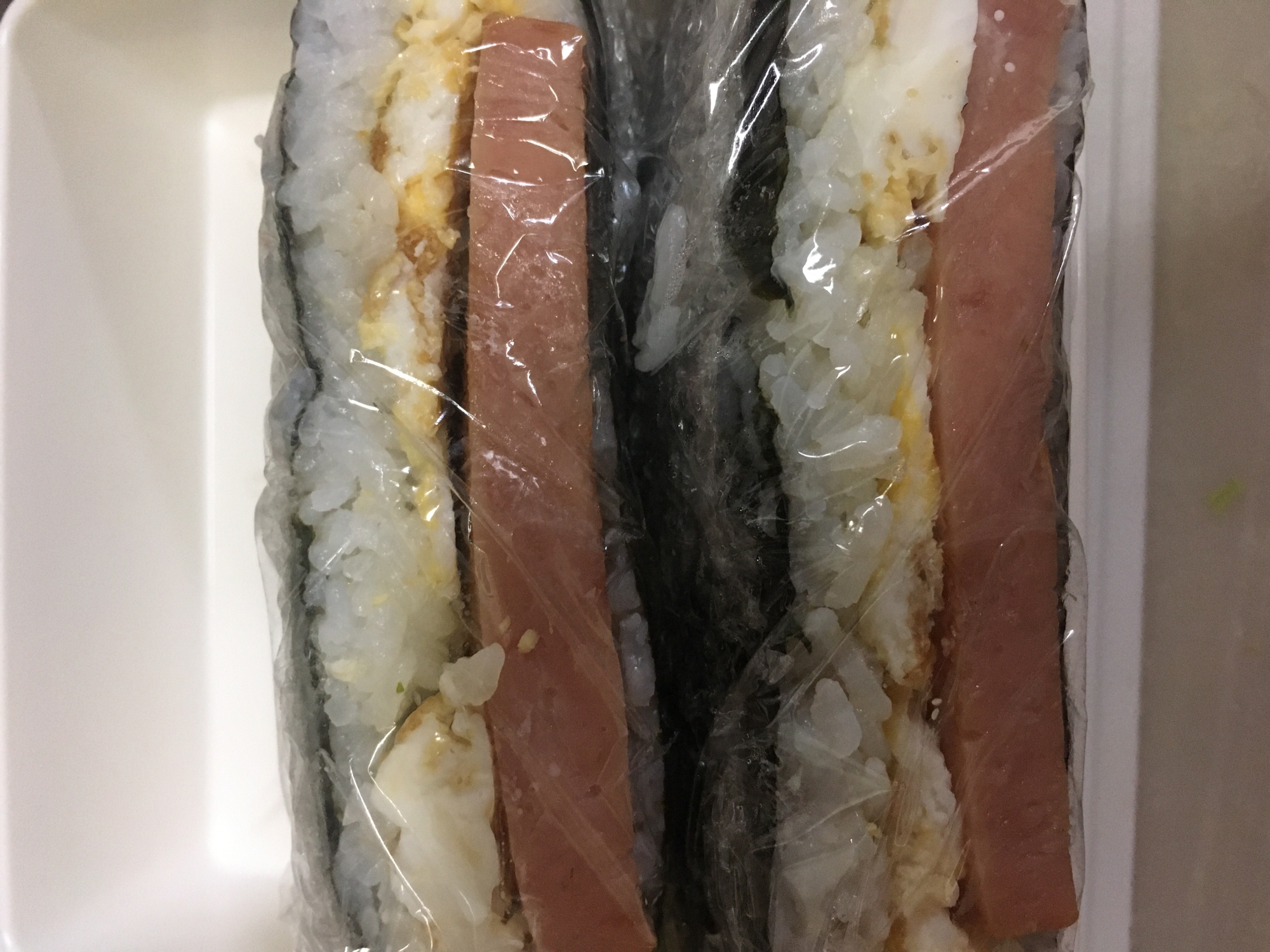 炒り卵と、あらびきソーセージでおにぎらず♪