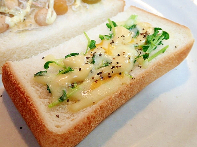 豆苗とチーズのタルタル・ペッパートースト