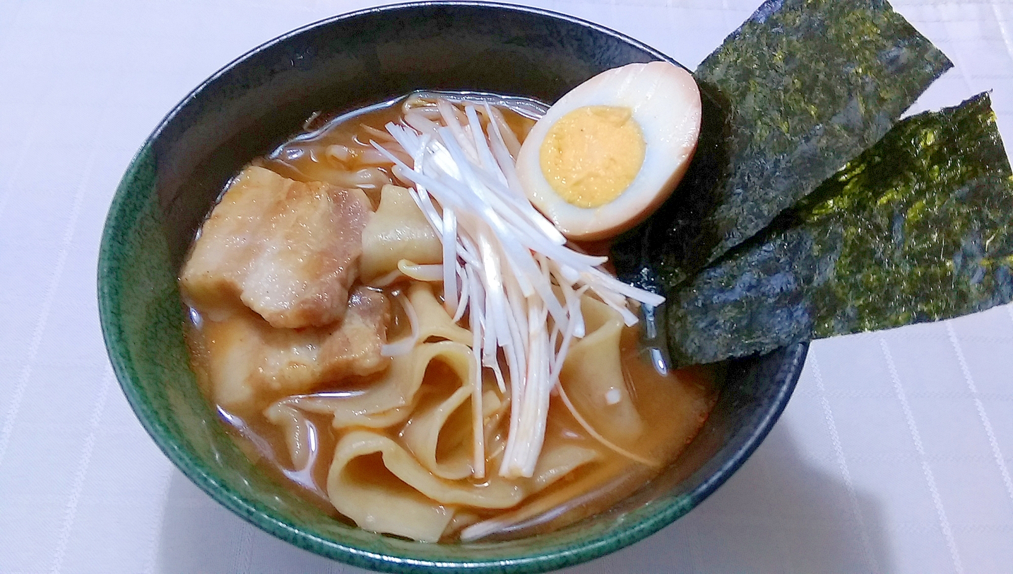 極太手作り中華麺で煮込みラーメン