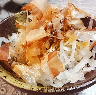 柚子コショウが玉ねぎの辛さとマッチして、すごく美味しいです～！簡単にすぐ一品出来るのが、とても有難いです。美味しいレシピ、ご馳走様でした！(^人^)