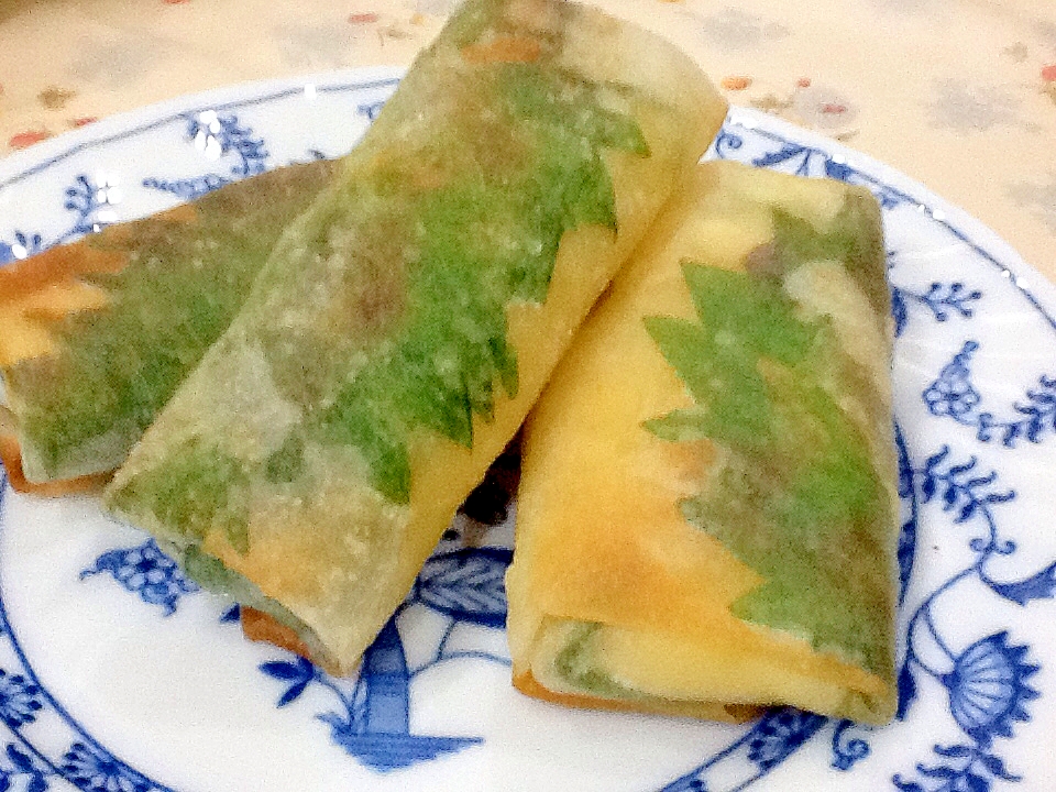 白地に青い模様入りの皿に盛られた、ゆで鶏の梅肉チーズ春巻き