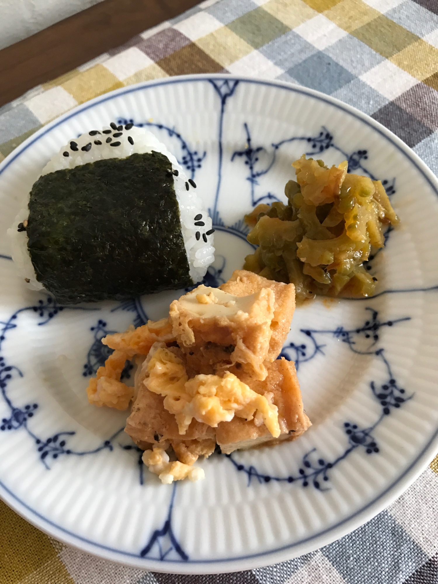 ゴマおむすびと2種のおかずの朝ごはん