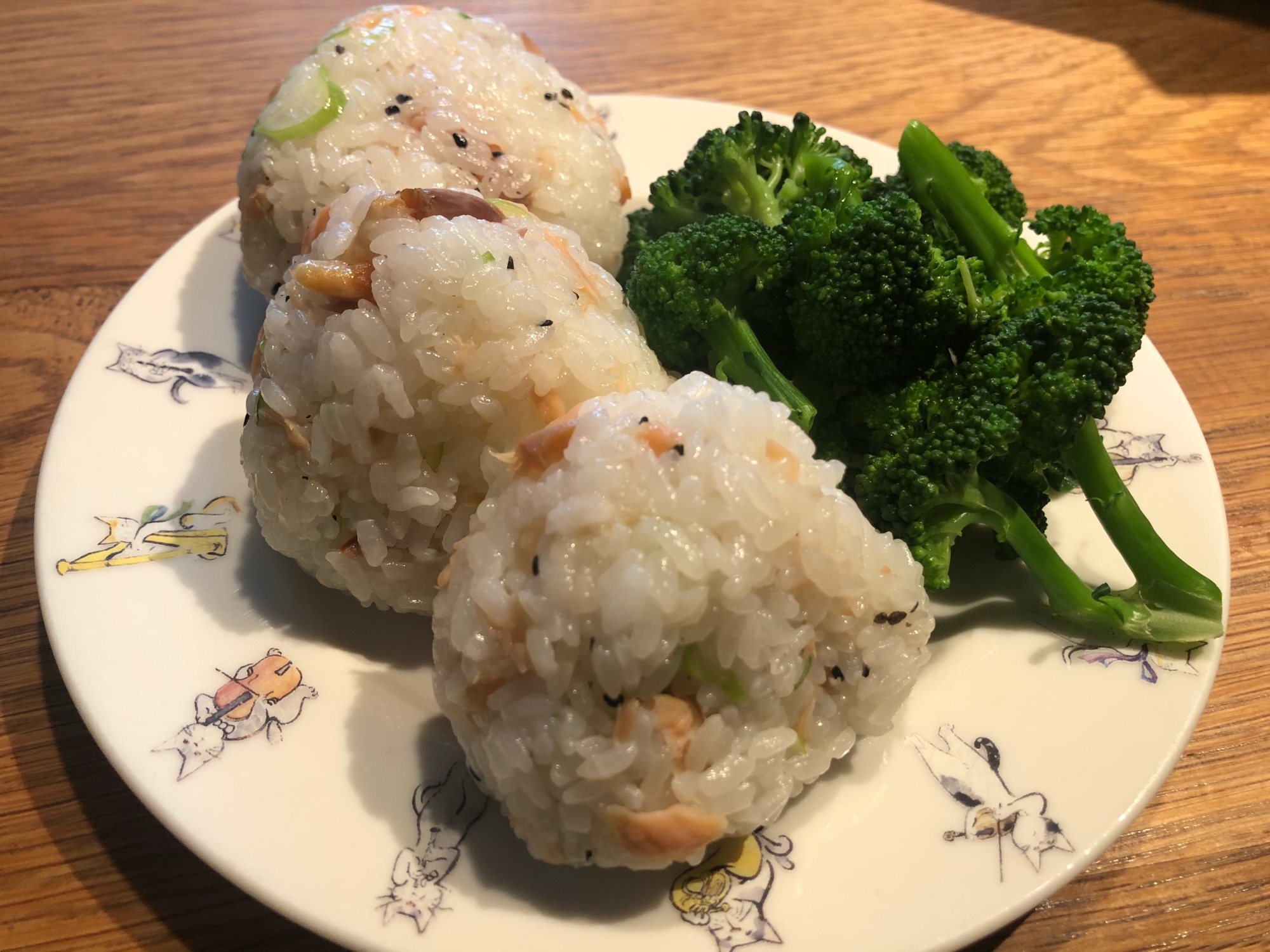 ごま油香る♫ 焼き鮭とネギのおにぎり