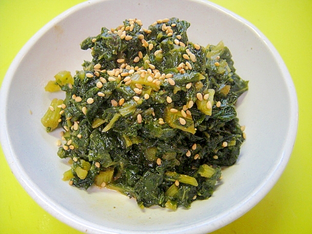 白い皿に盛られたふきの葉のピリ辛みそ炒め