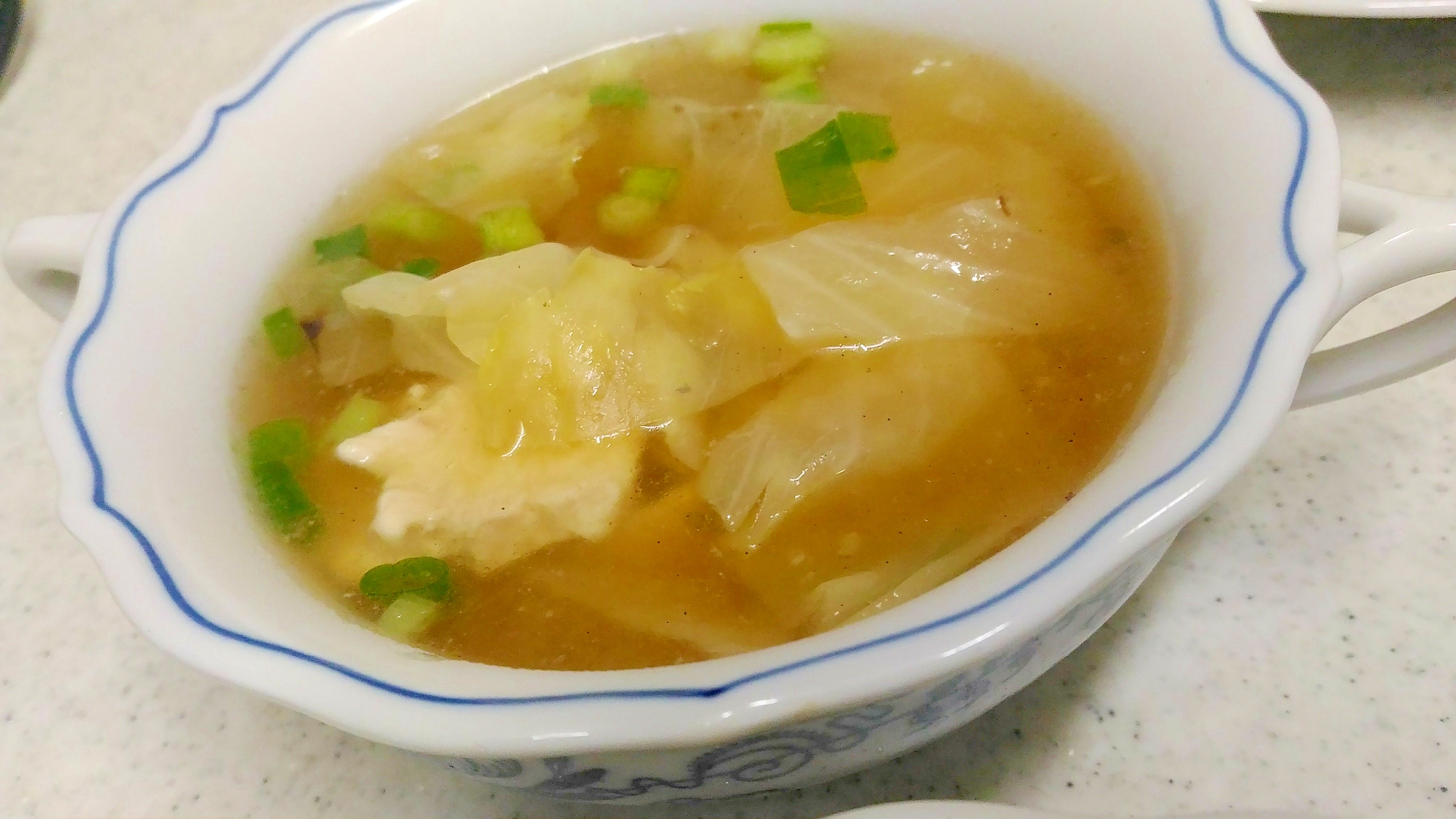 キャベツと鶏肉の中華風スープ