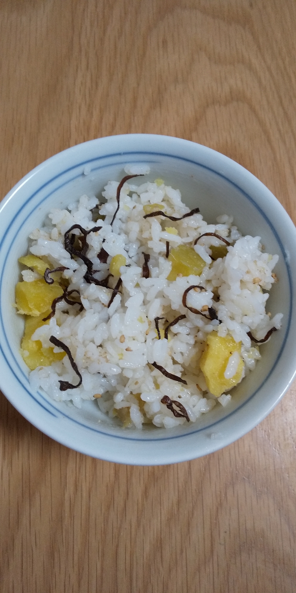 さつまいもとごま塩昆布の混ぜご飯