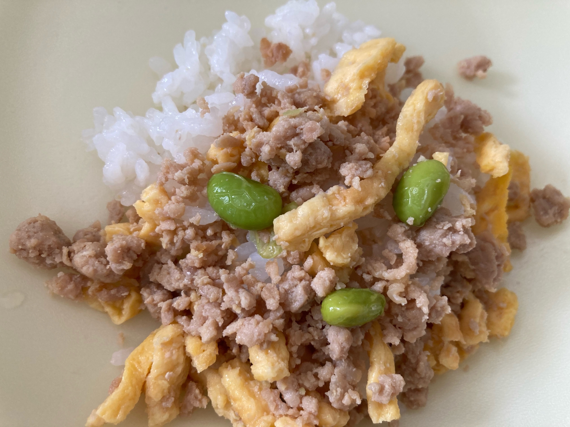 三色そぼろ丼