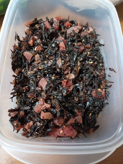 ご飯と混ぜてもおいしい、カリカリ梅のひじき煮