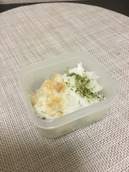 【離乳食後期】5倍粥の鰹節とすりごまのせ